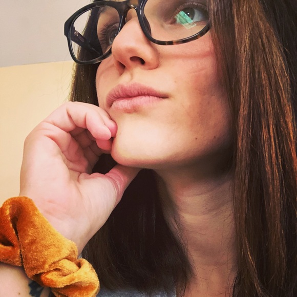 Meet your Posher, Caitlin - Picture 2 of 2